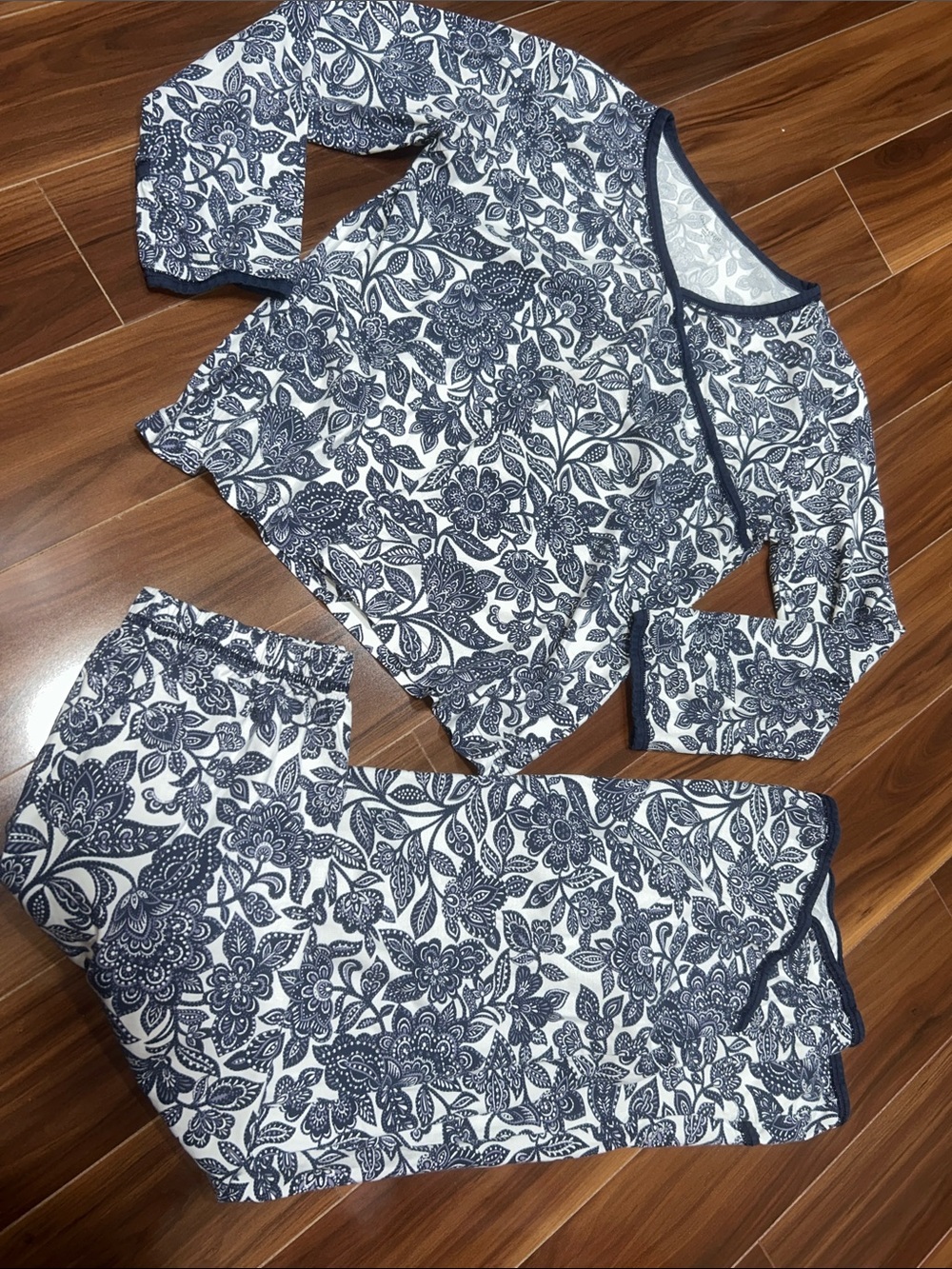 Medium 100% organic cotton Garnet Hill blue and white wrap pajama set